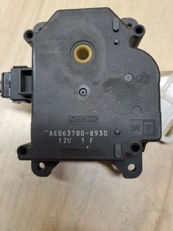 Toyota Corolla Verso AR10 (2004 - 2009) AE0637008930 Двигатель задвижки потока воздуха — фото 3