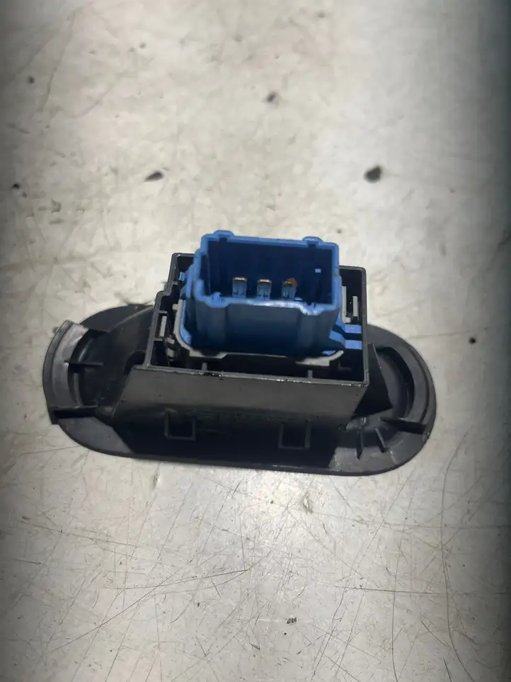 Dacia Duster (2010 - 2017) 8200599913 Кнопка стеклоподъемников — фото 2