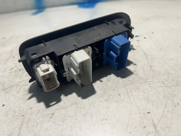 Dacia Duster (2010 - 2017) 8200160603 Кнопка стеклоподъемников — фото 2