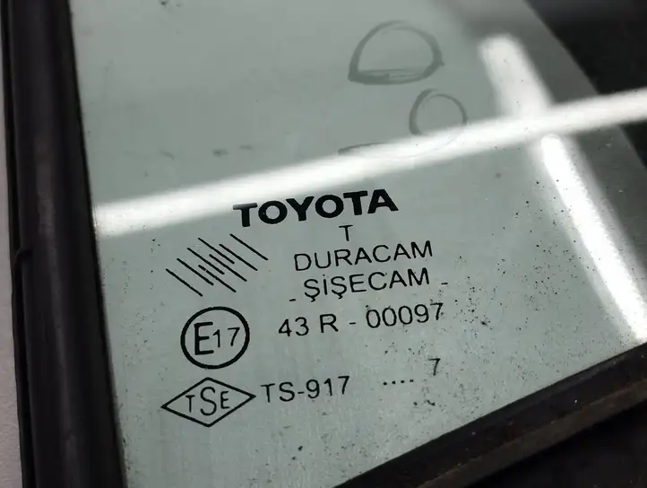 Toyota Yaris (2005 - 2009) E1743R00097 Треугольное стекло кузова — фото 2