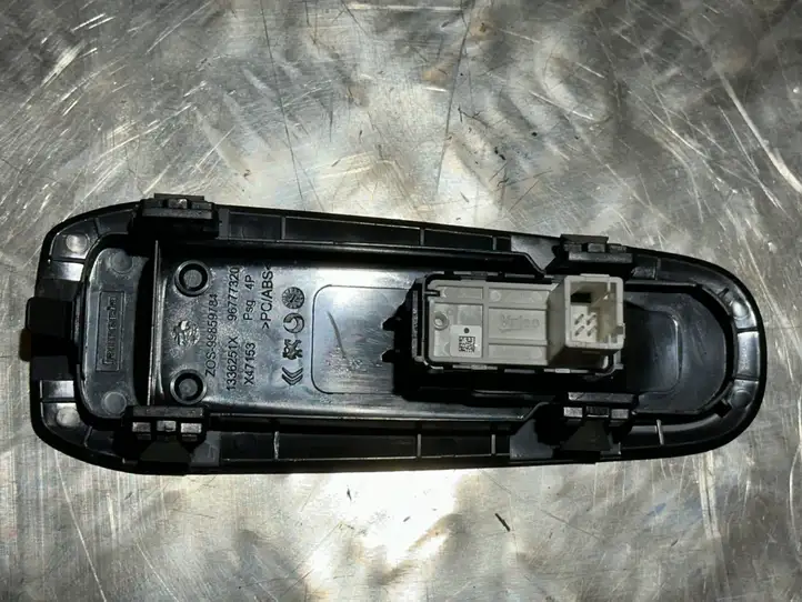 Peugeot 308 (2013 - 2021) 96777320 Блок кнопок стеклоподъемников — фото 2