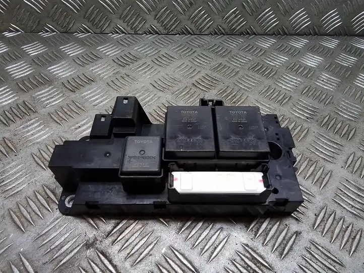 Toyota Prius (XW30) (2009 - 2015) 63583507 Блок монтирования реле — фото 1
