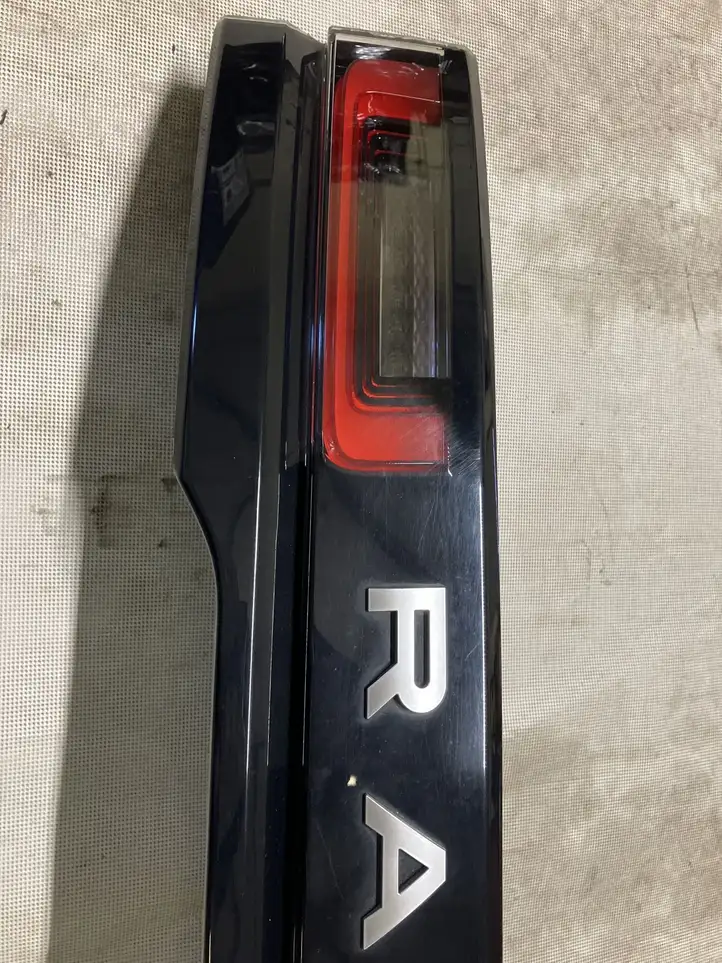 Land Rover Range Rover Velar (2017 - ) J8A213192AE Задний фонарь в крышке багажника — фото 8