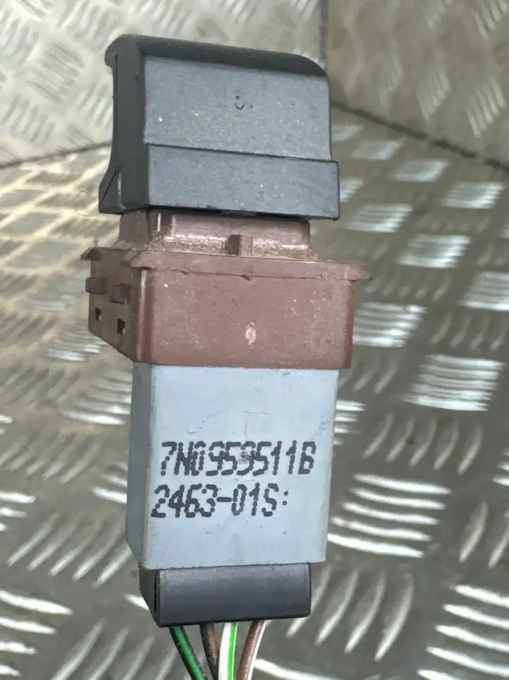 Volkswagen PASSAT B7 (2011 - 2014) 7N0959511B Кнопка фаркопа в багажнике — фото 5