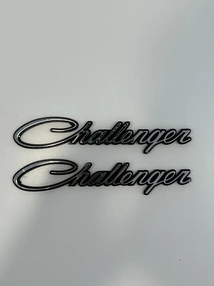 Dodge Challenger (2014 - ) Эмблема модели на переднюю дверь — фото 1