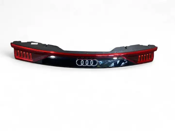 Audi Q8 (2018 - ) 4M8945095F Задний фонарь в крышке багажника — фото 7