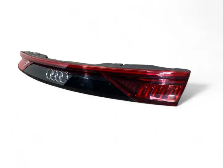 Audi Q8 (2018 - ) 4M8945095F Задний фонарь в крышке багажника — фото 9