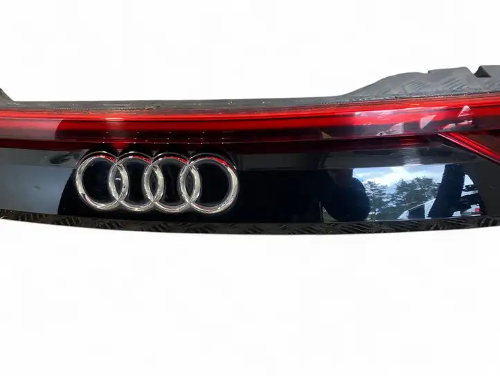 Audi Q8 (2018 - ) 4M8945095F Задний фонарь в крышке багажника — фото 12
