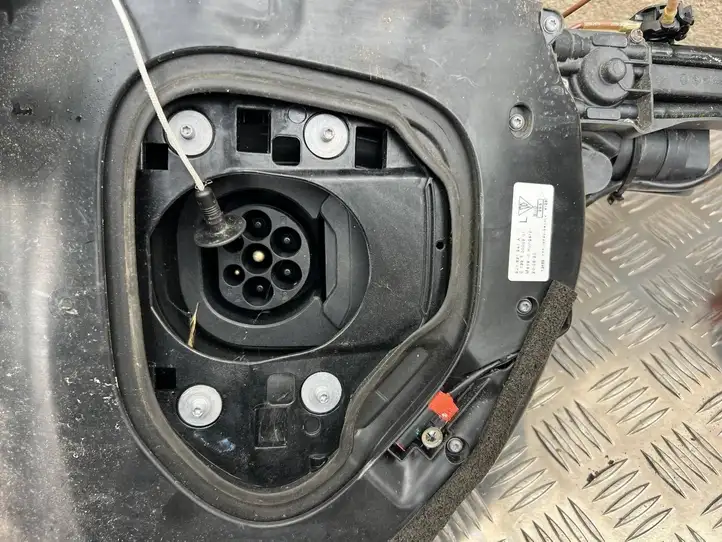 Porsche Taycan 9J1 (2019 - ) 9J1821941A Зарядный разъем электромобиля — фото 2