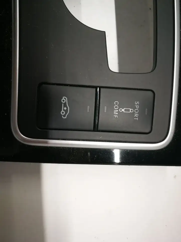 Mercedes-Benz E W212 (2009 - 2016) A2128207310 Кнопка фаркопа в багажнике — фото 3