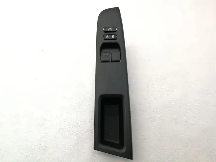 Toyota Yaris (2014 - 2019) 742320D670 Кнопка стеклоподъемников — фото 1