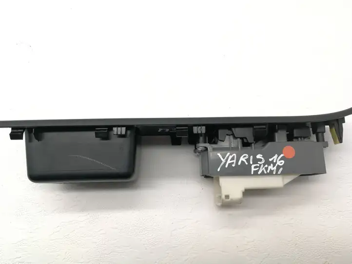 Toyota Yaris (2014 - 2019) 742320D670 Кнопка стеклоподъемников — фото 4