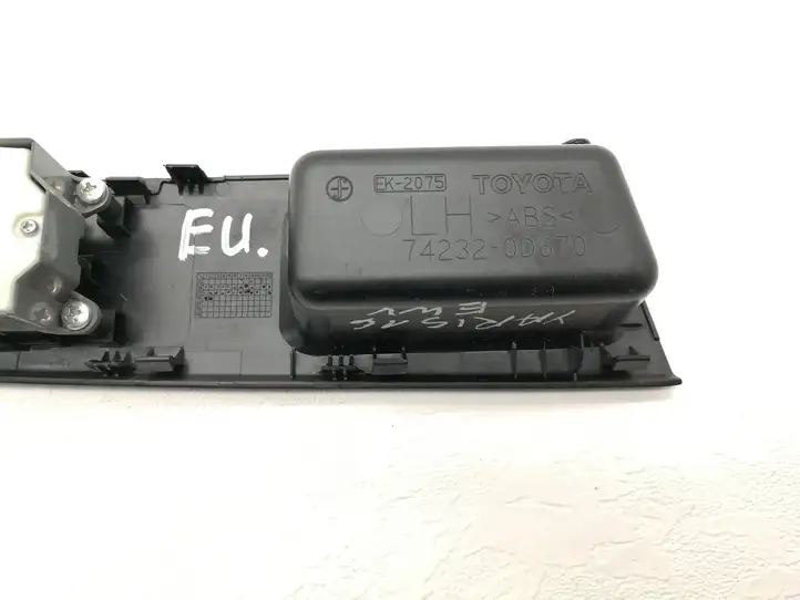 Toyota Yaris (2014 - 2019) 742320D670 Кнопка стеклоподъемников — фото 2