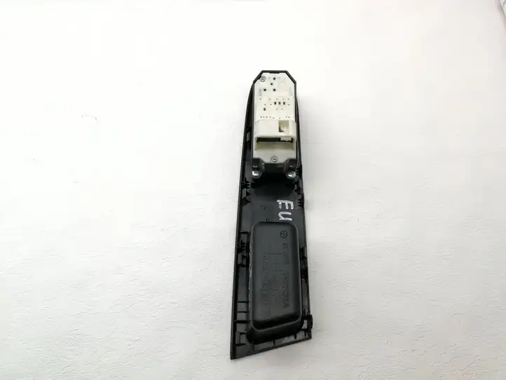 Toyota Yaris (2014 - 2019) 742320D670 Кнопка стеклоподъемников — фото 4