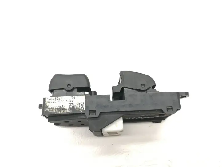 Toyota Corolla E120 E130 (2000 - 2004) Кнопка стеклоподъемников — фото 3