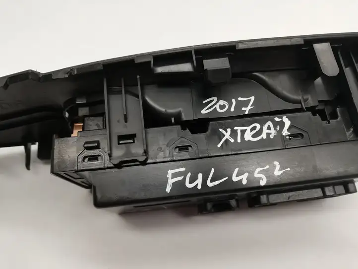 Nissan X-Trail T32 (2014 - 2021) 4CEOA Блок кнопок стеклоподъемников — фото 4