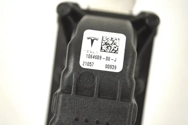 Tesla Model 3 (2017 - 2023) 106468900J Реле защиты аккумулятора — фото 6