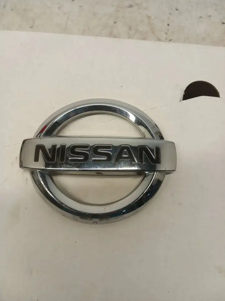 Nissan Qashqai (2006 - 2010) 90890 Эмблема модели — фото 1