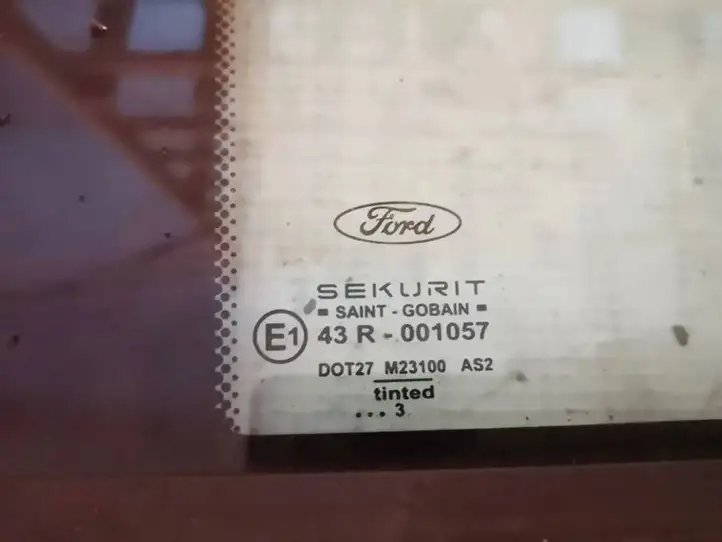 Ford Mondeo Mk III (2000 - 2007) Форточка двери — фото 2