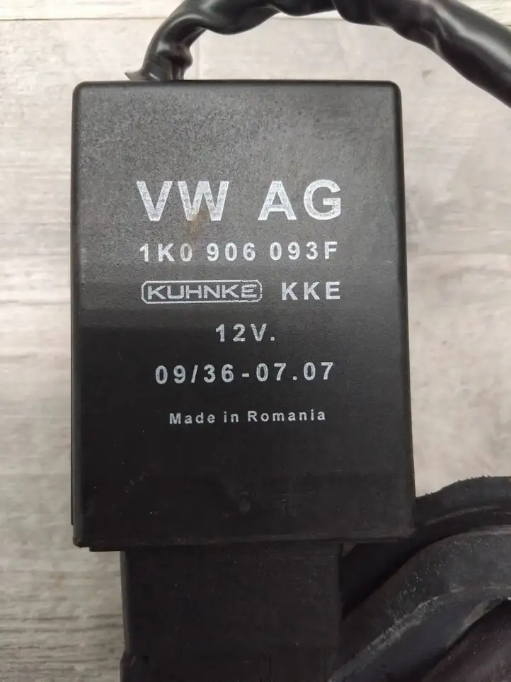 Volkswagen Golf VI (2009 - 2013) 1K0906093F Реле насоса горючего — фото 2