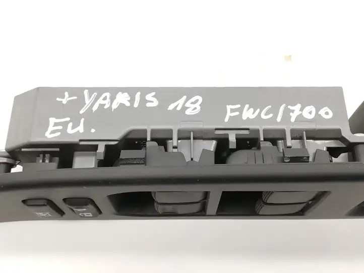 Toyota Yaris (2014 - 2019) 742320D690 Блок кнопок стеклоподъемников — фото 4