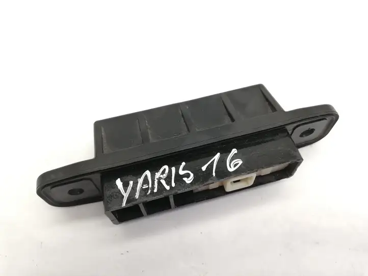 Toyota Yaris (2014 - 2019) Кнопка закрытия багажника — фото 1
