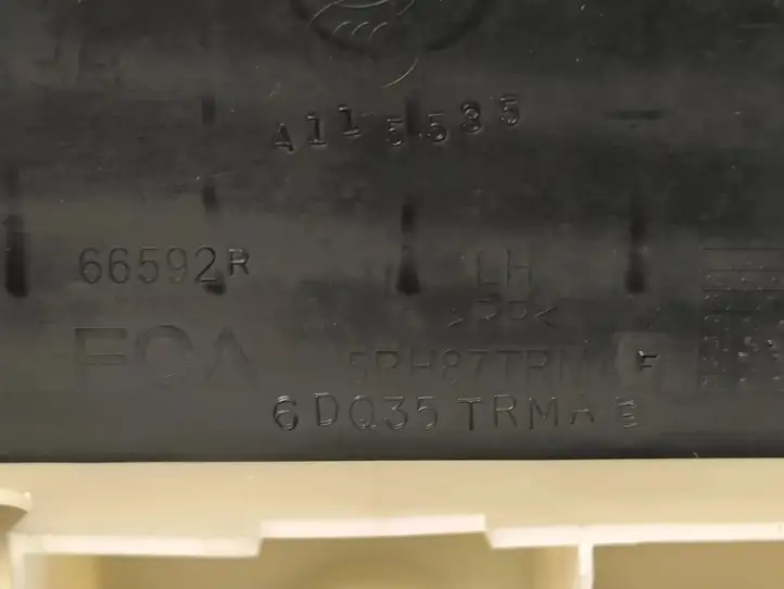 Chrysler Pacifica (2016 - ) 5RH87TRMAF Внутренняя отделка заднего порога — фото 9