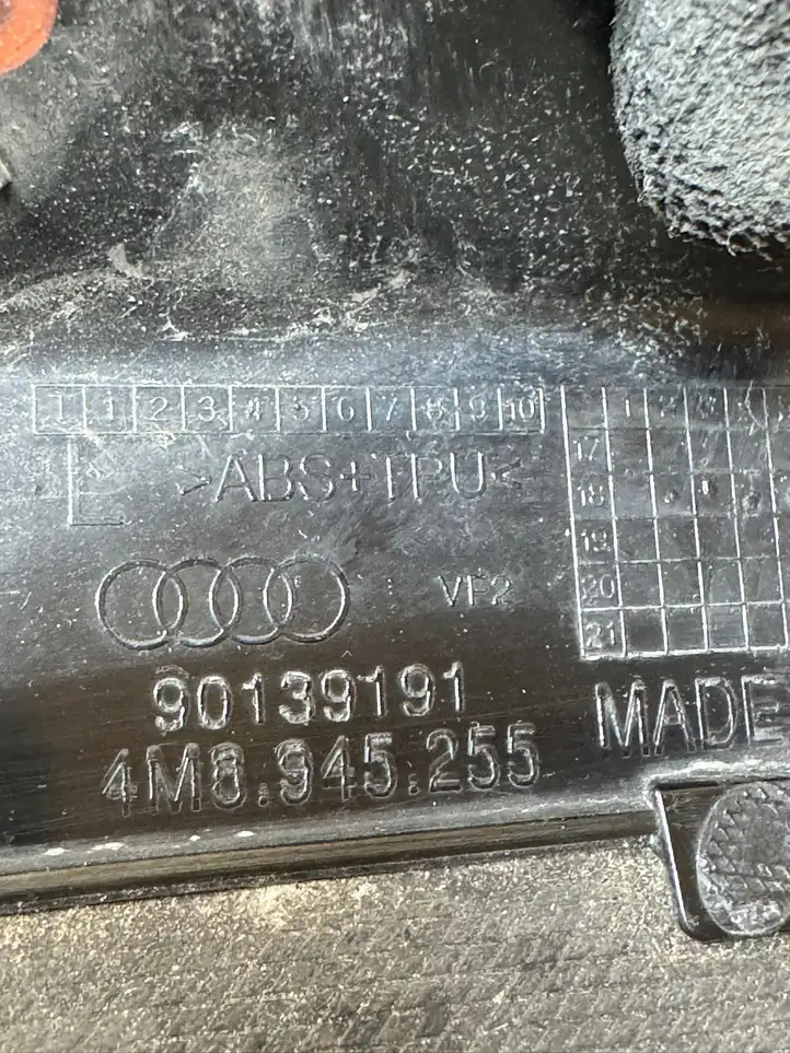 Audi Q8 (2018 - ) 4M8945253A Отделка (ленточка) заднего фонаря — фото 6