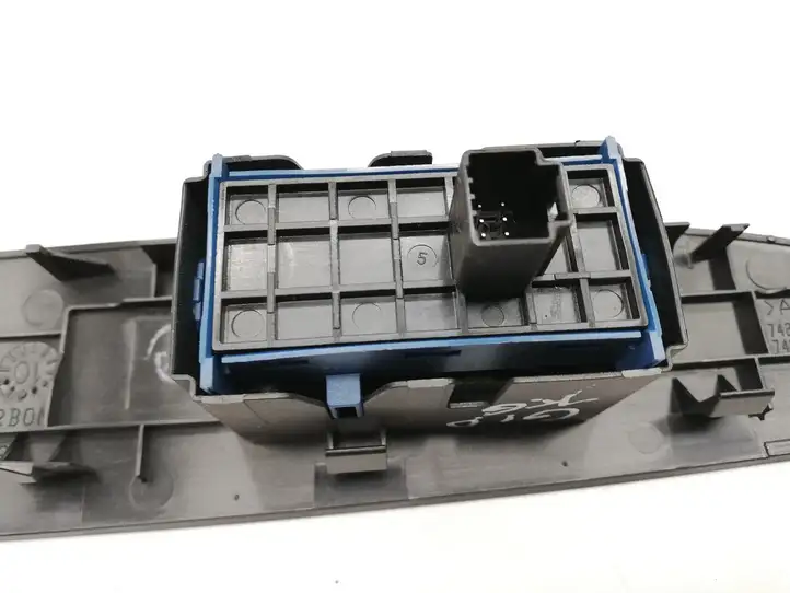 Toyota Avensis T270 (2009 - 2012) 7427205050 Блок кнопок стеклоподъемников — фото 4
