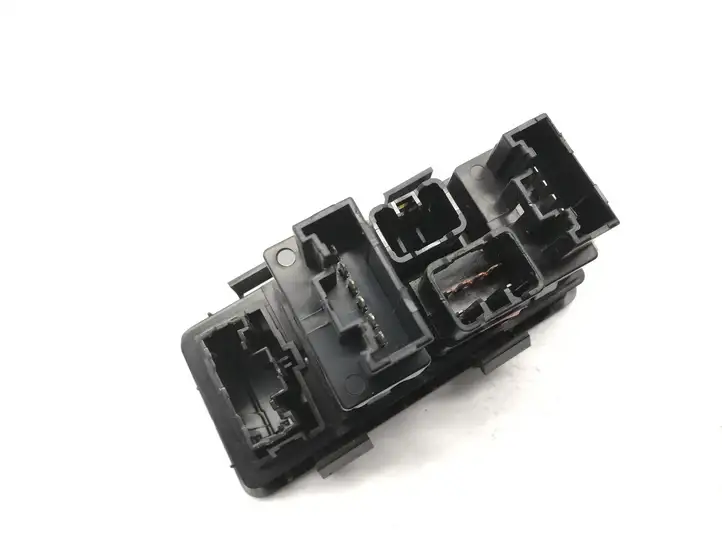 Kia Venga (2010 - 2014) 933001P100 Кнопка фаркопа в багажнике — фото 3