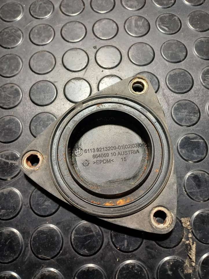 61139213210 BMW 5 F10 F11 Kita variklio skyriaus detalė