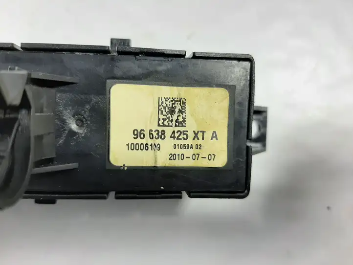 Peugeot 3008 I (2008 - 2015) 96638425XTA Кнопка фаркопа в багажнике — фото 3