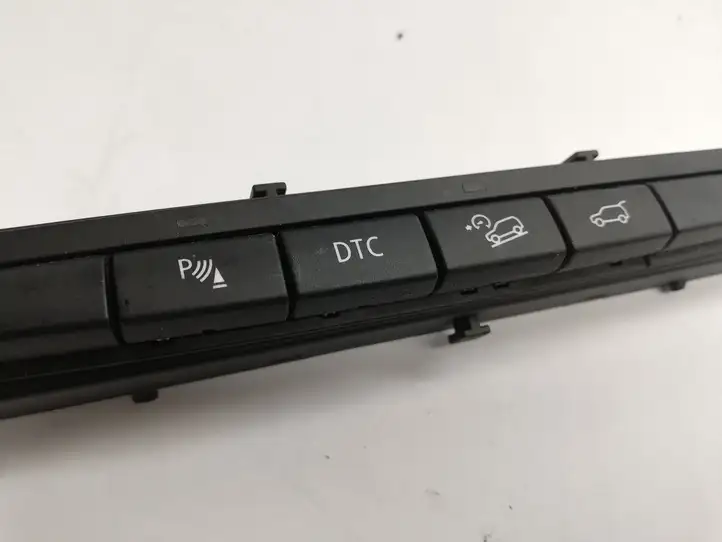 BMW X5 E70 (2006 - 2013) 6972780 Кнопка фаркопа в багажнике — фото 1