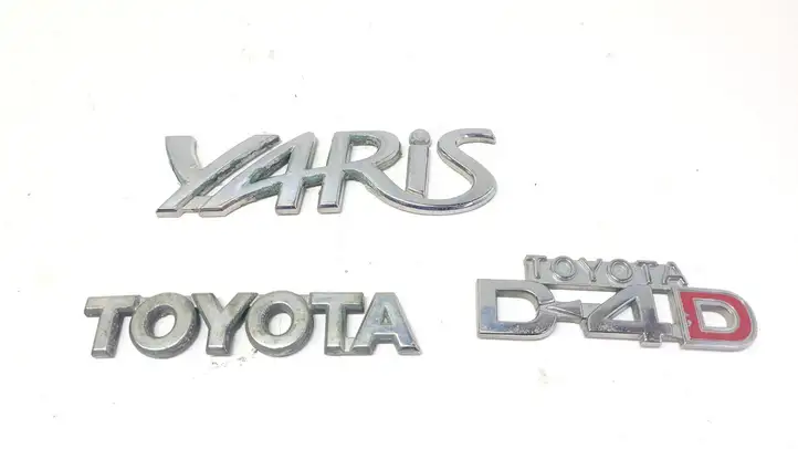 Toyota Yaris (2003 - 2005) Эмблема производителя — фото 1