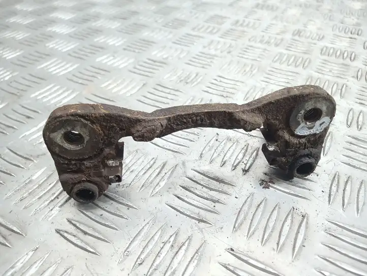 Mitsubishi Lancer (2003 - 2007) Скоба заднего тормозного суппорта — фото 1