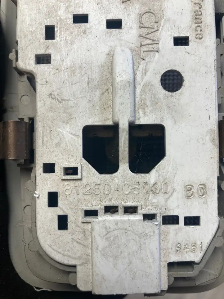 Toyota Avensis T270 (2009 - 2012) 8125005030 Передняя подсветка — фото 3
