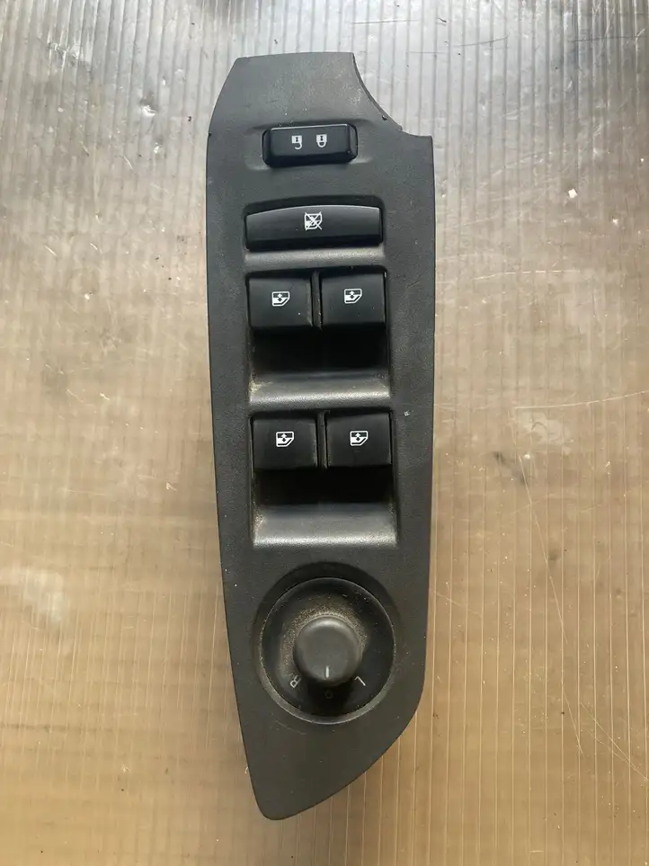 Chevrolet Trax (2013 - 2017) CFR4B737419 Кнопка стеклоподъемников — фото 1
