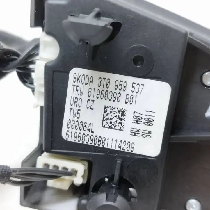 Skoda Octavia Mk2 (1Z) (2004 - 2013) 3T0959538 Кнопки на рулевом колесе — фото 6