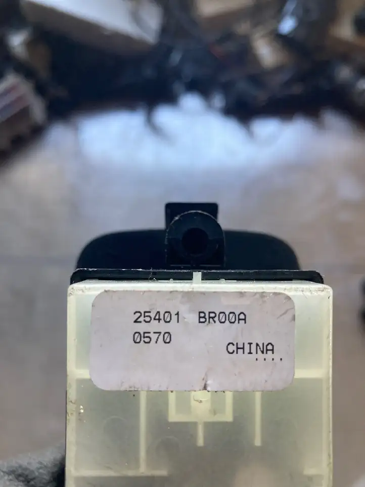 Nissan Qashqai (2010 - 2013) 25401BR00A Кнопка стеклоподъемников — фото 3