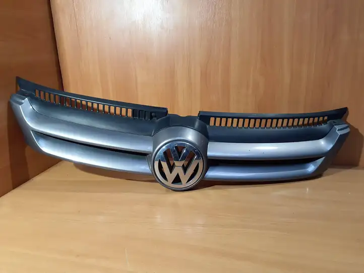 Volkswagen Golf Plus (2004 - 2008) 5M0853655A Передняя решетка — фото 1