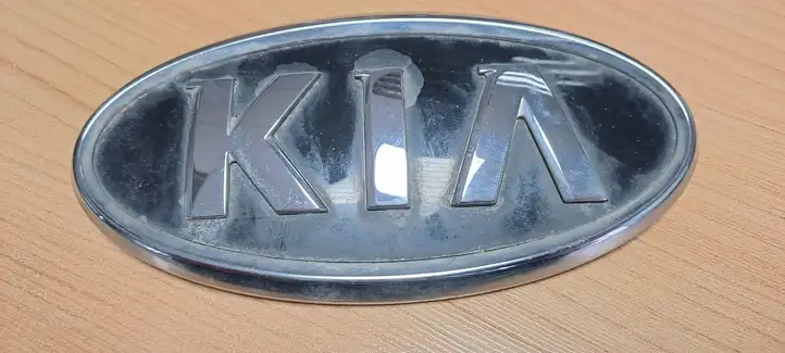 Kia Sportage (2014 - 2016) Эмблема производителя — фото 1