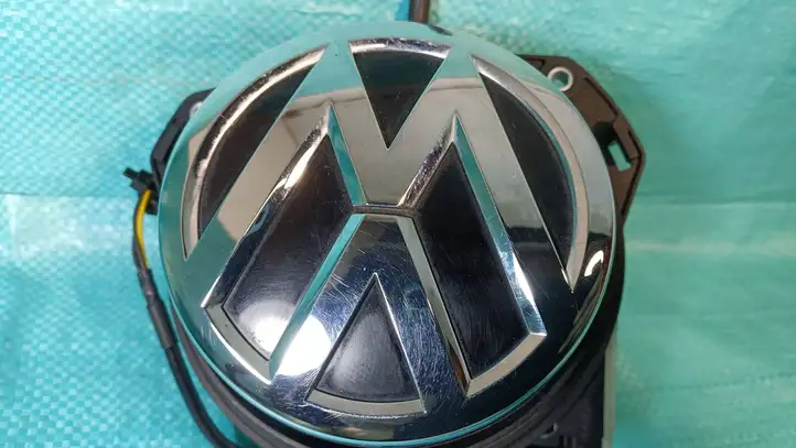 Volkswagen Golf VII (2013 - 2019) 5G0827469Q Ручка багажника с камерой — фото 2