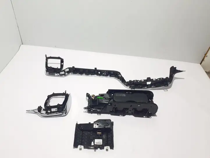 Volvo XC60 (2017 - ) Отделка внутренней панели салона — фото 3