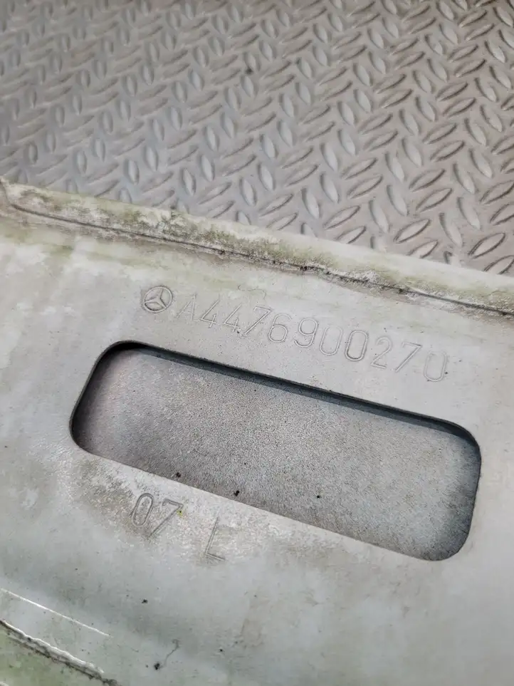 Mercedes-Benz Vito W447 (2014 - ) A4476900270 Отделка нижней направляющей раздвижной двери — фото 4