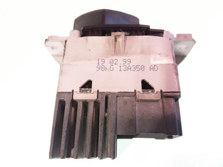 Ford Focus (1998 - 2004) 98AG13A350AD Включатель аварийных фонарей — фото 2