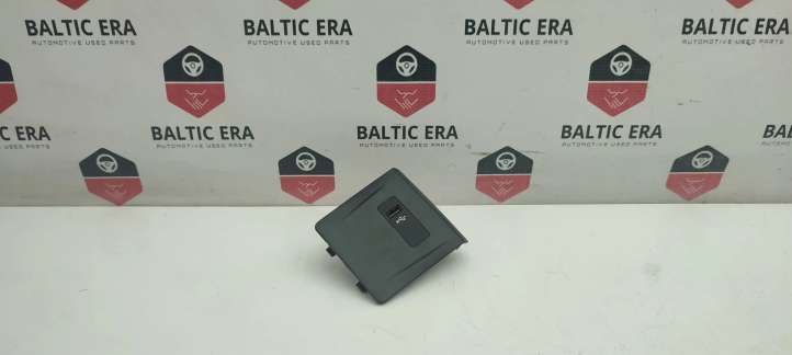 6820397 BMW 2 F45 USB jungtis