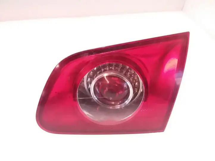 Volkswagen PASSAT B6 (2005 - 2010) 27448002 Задний фонарь в крышке багажника — фото 1