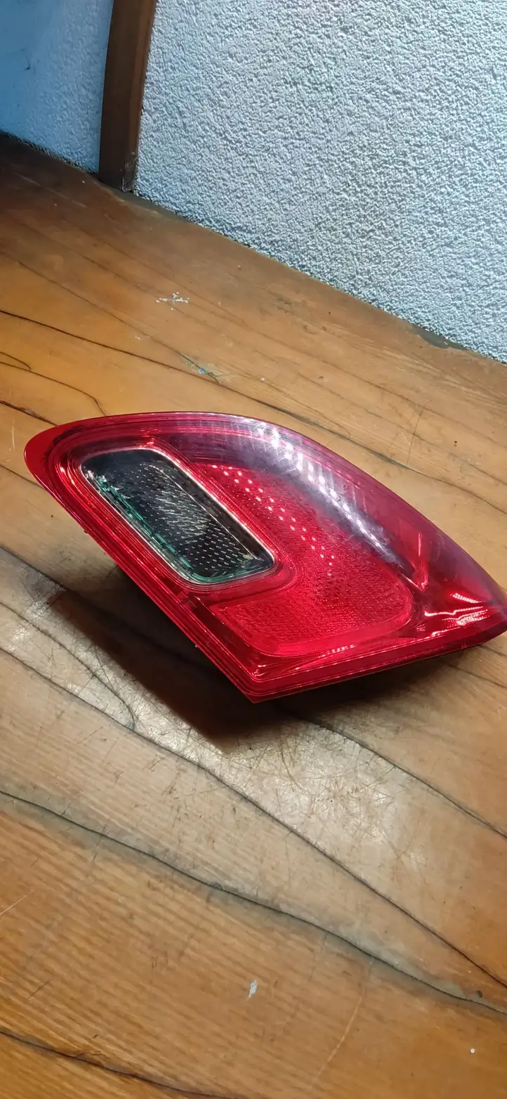 Opel Astra J (2009 - 2012) 090098 Задний фонарь в крышке багажника — фото 4