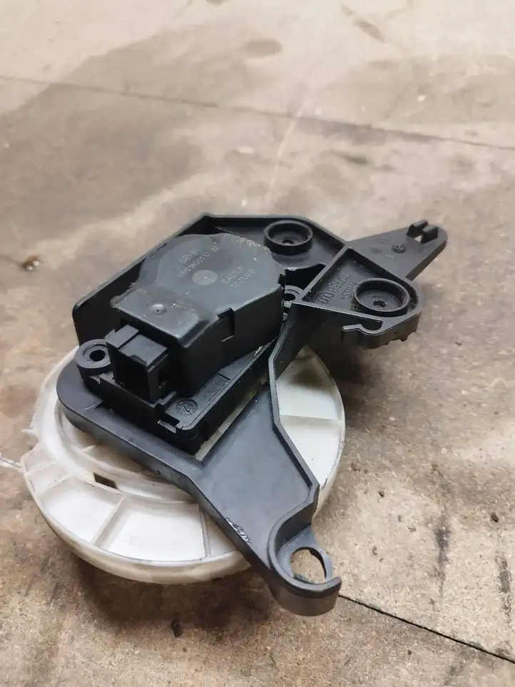 Opel Astra J (2009 - 2012) U9518001U Двигатель задвижки потока воздуха — фото 3