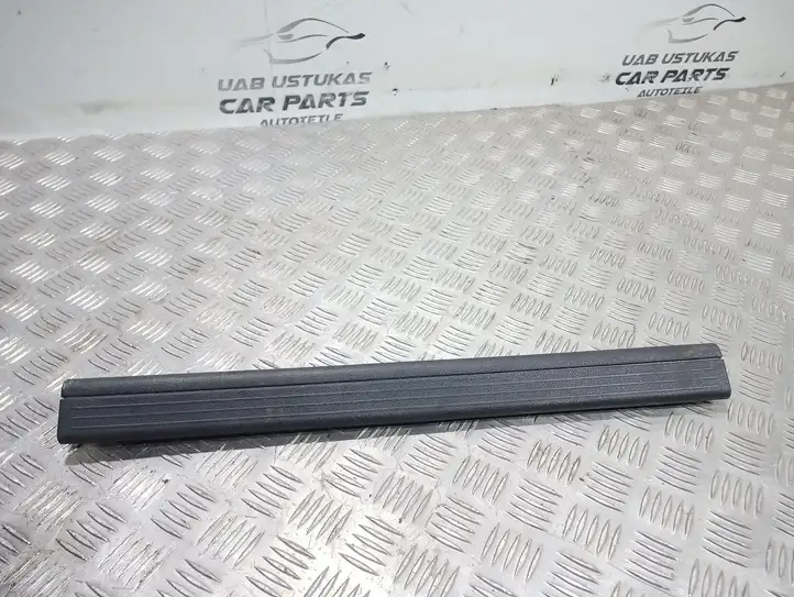 Mercedes-Benz C W204 (2007 - 2014) A2046860136 Внутренняя отделка переднего порога — фото 1